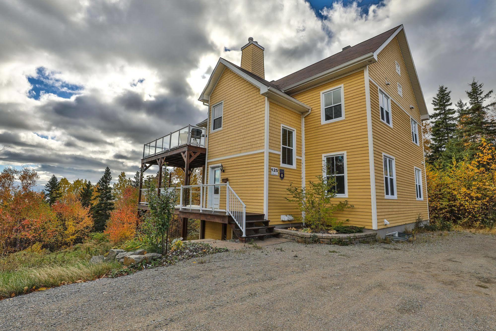 Вилла Les Sommets Charlevoix Петит-Ривьер-Сен-Франсуа Экстерьер фото